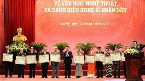 Former President Truong Tan Sang presents the Ho Chi Minh Awards for Literature and Arts to artists in 2012. (Credit: VGP)