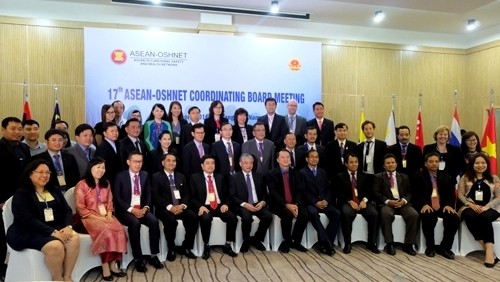 Delegates join in a group photo at the opening ceremony of the 17th ASEAN-OSHNET Co-ordinating Board Meeting in Da Nang on April 26. (Credit: danang.gov.vn)