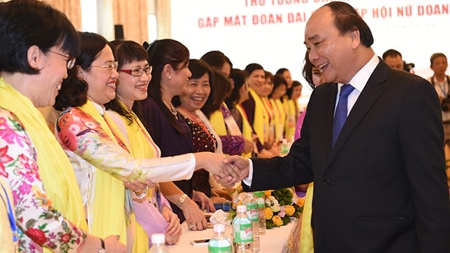 Prime Minister Nguyen Xuan Phuc and female entrepreneurs (Source: VNA)