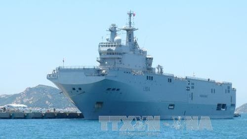 The French Navy’s amphibious assault ship Tonnerre arrives at Cam Ranh International Port for a friendship visit. (Photo: VNA)