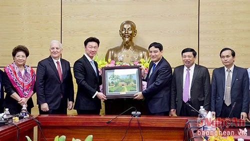 Representatives from Hemaraj and leaders of Nghe An province at the working session (photo: baonghean.vn)