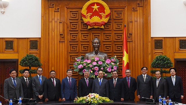 PM Nguyen Xuan Phuc receives ambassadors of ASEAN member countries. (Credit: VGP)