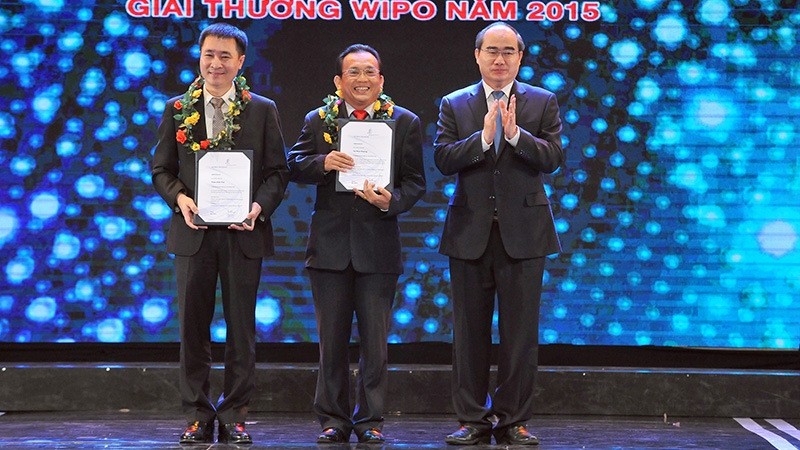 VFF President Nguyen Thien Nhan presents the awards to the winners. (Credit: VGP)