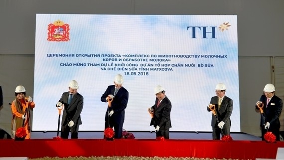 PM Nguyen Xuan Phuc (third from right) joins delegates at the launch of TH True Milk project in Moscow, Russia on May 18. (Credit: NDO)