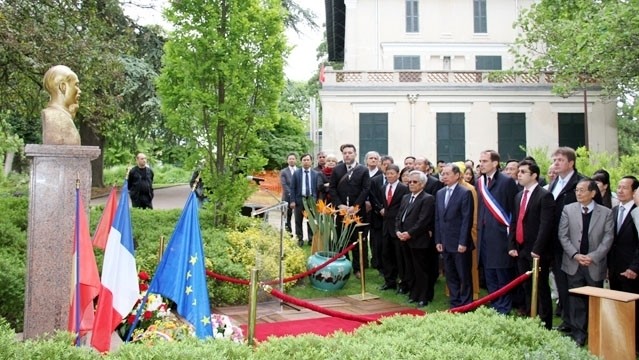 French friends pay tribute to President Ho Chi Minh at his monument in the Montreuil Park on the occasion of his 125th birthday in 2015.