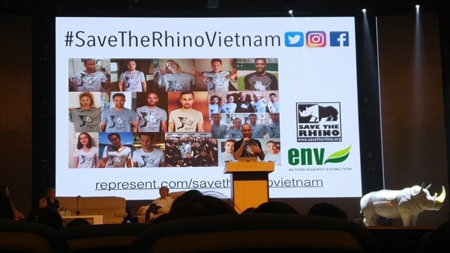 Hollywood actor and film producer Paul Blackthorne launched the ‘Save the Rhino Vietnam’ campaign with Arsenal FC football player Aaron Ramsey in April by promoting the sale of rhino t-shirts produced by well-known artist Rob Prior. (Credit: NDO)