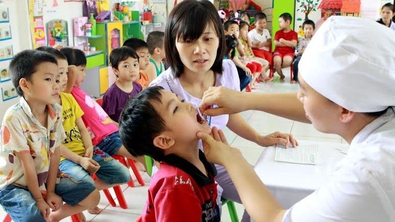 Over 5 million children under five in Vietnam have received free vitamin A supplements twice annually. (Photo: hanoimoi.com.vn)