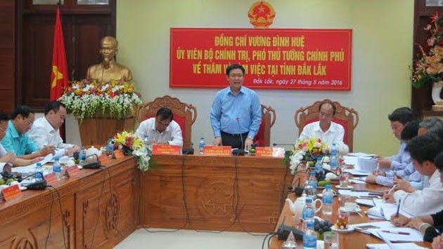 Deputy PM Vuong Dinh Hue speaking at the meeting