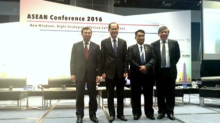 Vietnamese Deputy Minister of Industry and Trade Hoang Quoc Vuong (first left) joins heads of the delegations at the ASEAN Conference 2016 on business and investment opportunities in ASEAN, held in Singapore on May 31.