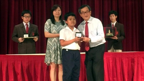 Tran Xuan Bach (middle) from the Doan Thi Diem Primary School receives the gold medal (Photo: vnexpress.net)