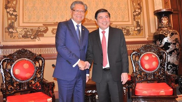 Chairman of the Ho Chi Minh City People’s Committee Nguyen Thanh Phong (right) receives South Australia Governor Le Van Hieu. (Credit: voh.com.vn)