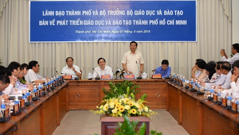Secretary of the municipal Party Committee Dinh La Thang speaking at the meeting (Credit: TTO)