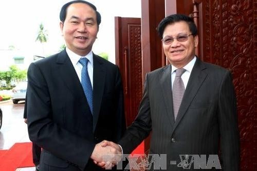 President Tran Dai Quang (left) meets with Lao Prime Minister Thongloun Sisoulith. (Photo: VNA)