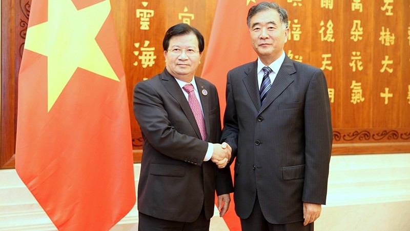 Deputy Prime Minister Trinh Dinh Dung (L) and Chinese Vice Premier Wang Yang (Source: VGP)