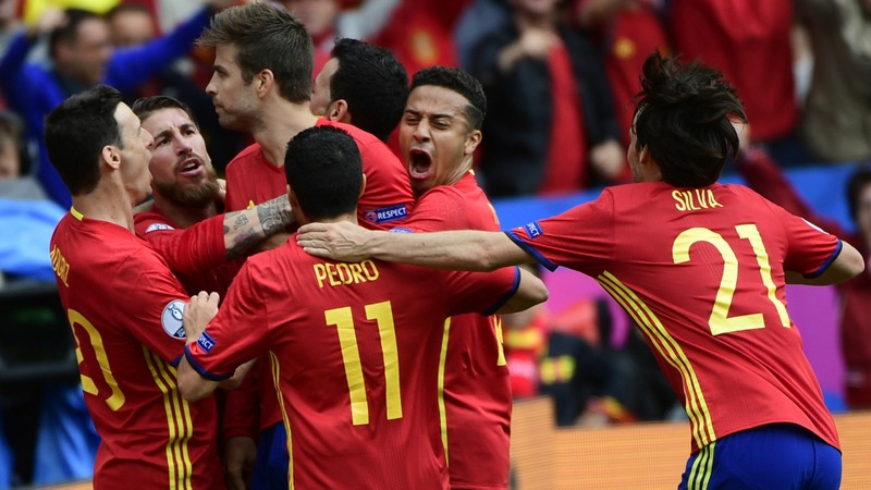 Spanish players celebrate Pique’s opener. (Photo: Goal)