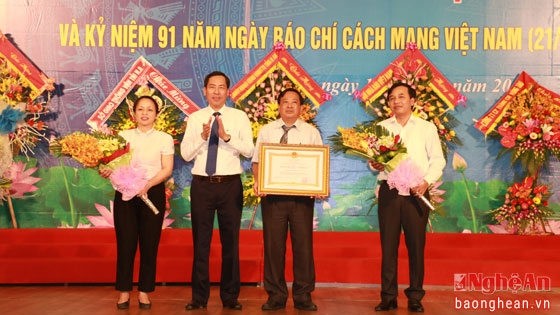 VJA Chairman Thuan Huu presents a Labour Order (third class) to the Nghe An provincial journalists’ association. (Credit: baonghean.vn)