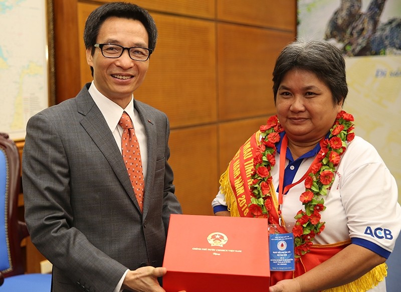 Deputy PM Vu Duc Dam present a gift to an outstanding blood donor (Credit: VGP)