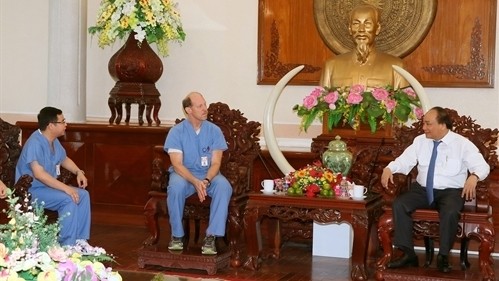 Prime Minister Nguyen Xuan Phuc (right) receives doctors and students from the US’s Mercer University. (Credit: VNA)