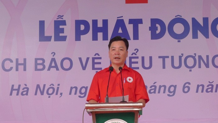 Vice Chairman of the Hanoi Red Cross Society Nguyen Sy Truong speaks at the launching ceremony (photo: HM)
