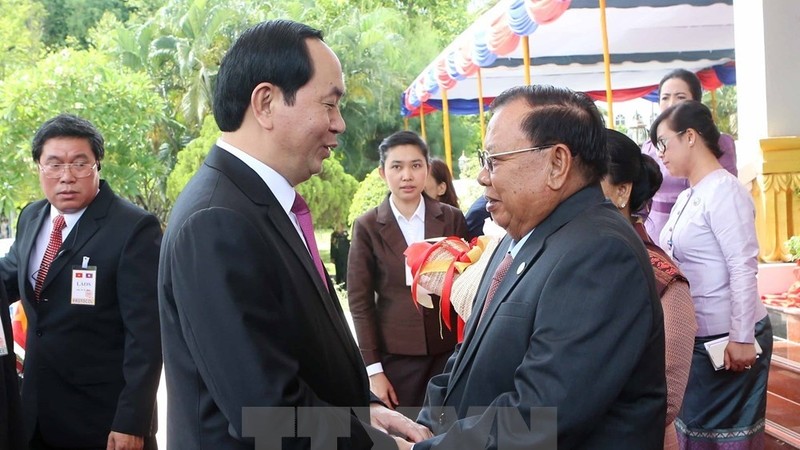 President Tran Dai Quang is greeted by Lao General Secretary and President Bounnhang Vorachith