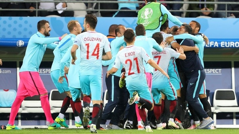 Turkish players celebrate their second goal scored by Tufan. (Photo: UEFA)