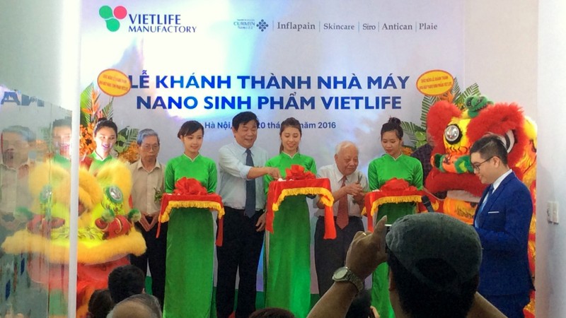 Delegates cut the ribbon to open the first biological nano-product manufacturing line in Vietnam. (Credit: NDO)