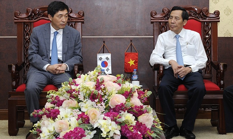 Editor-in-Chief of Nhan Dan Newspaper Thuan Huu received RoK Ambassador to Vietnam Lee Hyuk in Hanoi on June 29. (Photo: Duy Linh)