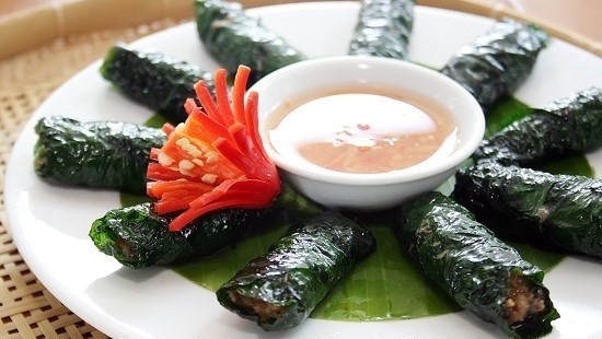  ‘Ga cuon la lot’ (chicken with piper lolot leaves), was one of the many Vietnamese dishes introduced at the event.(Photo: Internet)