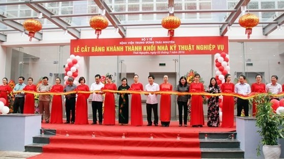 Officials cut the ribbon to inaugurate the medical technique building (Photo: baothainguyen.org.vn)