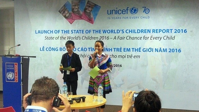Two children from Lao Cai province, 17-year-old Mong ethnic Chau Thi Tao (right) from Lao Cai Centre for Social Work Services and 14-year-old Phu La ethnic Vang Van Hoang from Na Hoi Secondary School in Bac Ha district, represent Vietnamese children to raise their voice at the launch on issues related to children’s quality of life and other issues intimately related to children. (Credit: NDO)