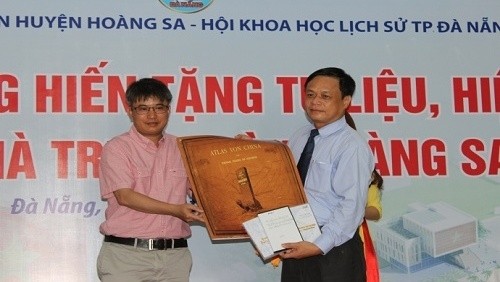 An ancient map presented to Hoang Sa district People’s Committee at the event (Photo: kienthuc.net.vn)