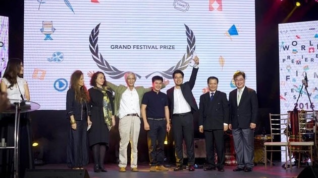 The cast and producers of ‘Yen’s Life’ at the awards ceremony 