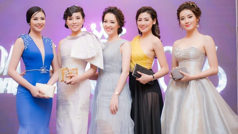 Winners of Miss Vietnam Pageant in previous years pose for a joint photo at a press conference in Hanoi on July 5 (Photo: hoahau.tienphong.vn)