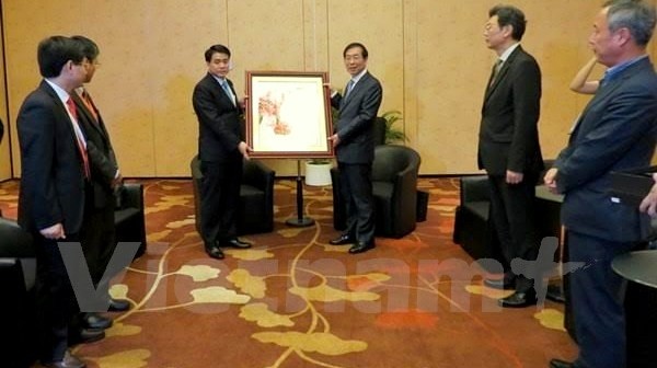 Hanoi People’s Committee Chairman Nguyen Duc Chung presents a gift to Seoul Mayor Park Won Soon. (Credit: VNA)