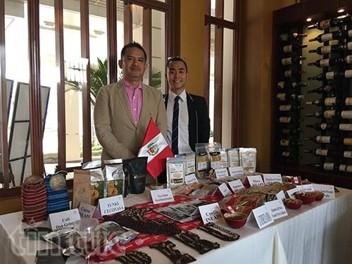 Chargé d'affaires of the Peruvian Embassy Luis Tsuboyama (L) at the Peruvian coffee booth (Source: VNA)