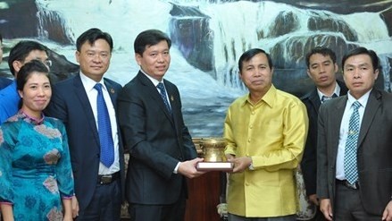 Secretary of the HCM CYU Central Committee Nguyen Long Hai presents a souvenir to the leader of Salavane province. (Photo: tienphong.vn)