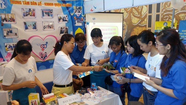 Youngsters being offered reproductive health counseling at the meeting in celebration of the 2016 World Population Day in Hanoi on July 9. (Credit: NDO)