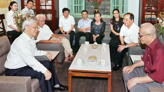 Party General Secretary Nguyen Phu Trong visits relatives of late General Secretary Le Duan. (Credit: VNA)