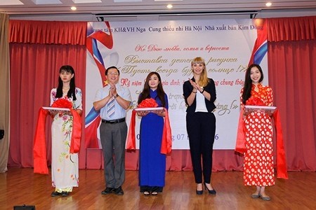 Acting Director of the Russian Centre of Science and Culture Shafinskaya Natalia (second from right) (Source: vovworld.vn)