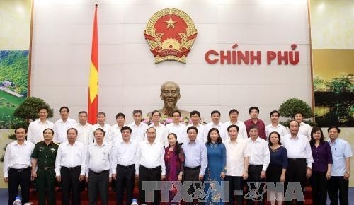 PM Nguyen Xuan Phuc with the delegates (Photo: VNA)