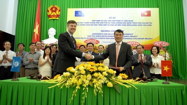 Representatives from the World Bank and the State Bank of Vietnam sign the agreements in Hanoi on July 11. (Credit: sbv.gov.vn)