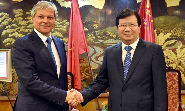 Deputy PM Trinh Dinh Dung receives Romanian Prime Minister Dacian Ciolos. (Credit: VGP)