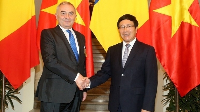 Deputy PM and Foreign Minister Pham Binh Minh receives Romanian Foreign Minister Lazar Comanescu. (Credit: VGP)