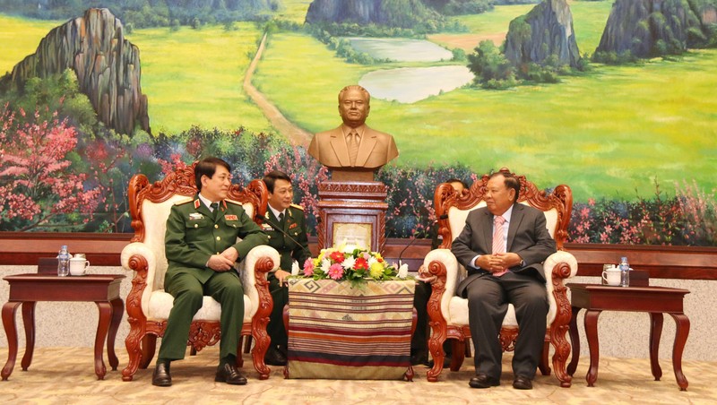 Director of the General Department of Politics of the Vietnam People’s Army Luong Cuong (left) meets with Lao Party General Secretary and President Bounnhang Volachith. (Photo: qdnd.vn)