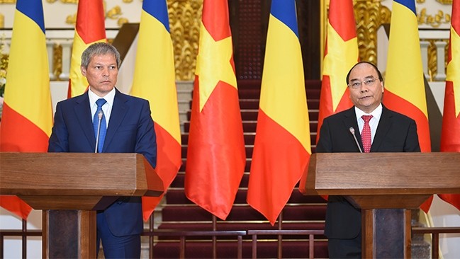 Vietnamese PM Nguyen Xuan Phuc and his Romanian counterpart Dacian Ciolos