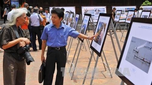 130 most outstanding photos are on display at an exhibition in Hanoi (Photo: VNA) 