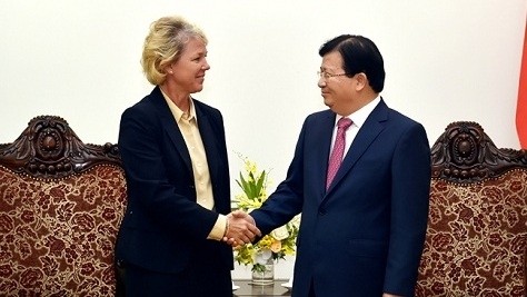 Deputy Prime Minister Trinh Dinh Dung and Lisa Davis, Member of the Managing Board of Siemens AG