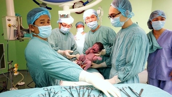 The first child born through surrogacy at the Hue-based Central Hospital was born at 8:10 am on July 28. (Photo provided by Prof. Bui Duc Phu).