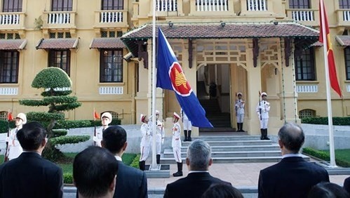 ASEAN flag raised in Hanoi on 49th foundation anniversary (Photo: tienphong.vn)