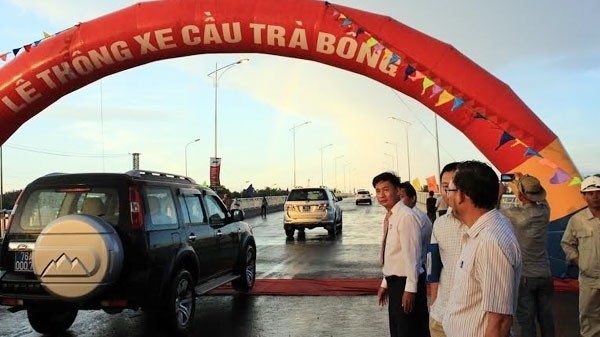 Bridge linking Dung Quat economic zone and 1A highway opens to traffic